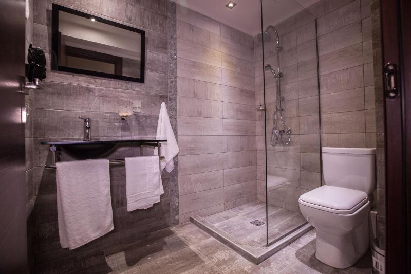 Deluxe Room with Balcony image 3
