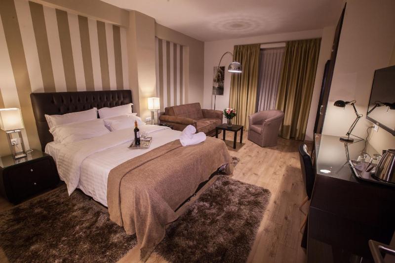 Deluxe Room with Balcony image 3