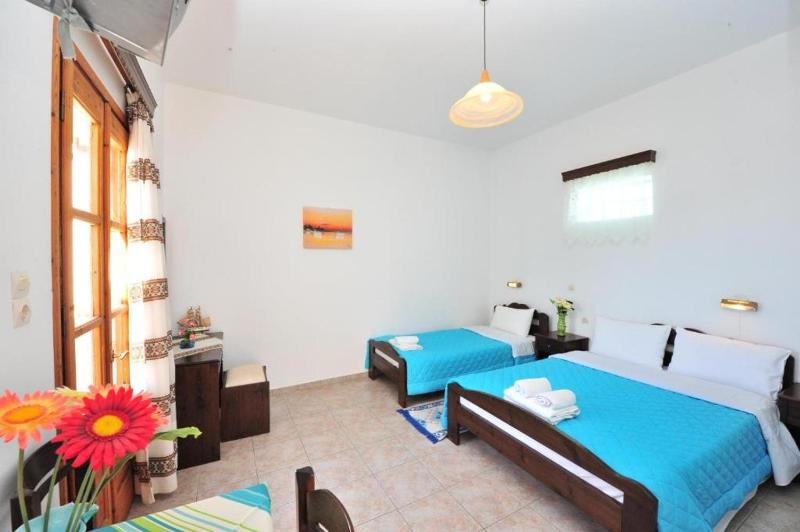 Standard Triple Room with Sea View image 2