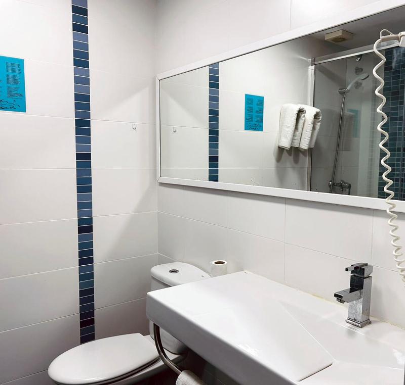 Triple Room with Sea View image 3