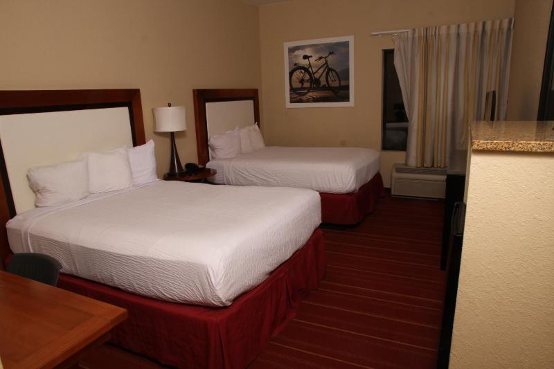 Queen Room with Two Queen Beds - Non-Smoking image 4
