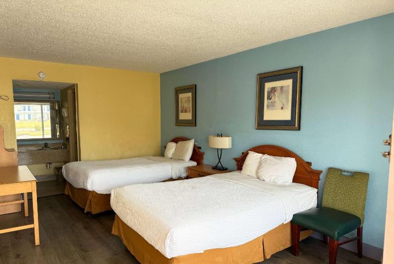 Double Room with Two Double Beds - Smoking image 1