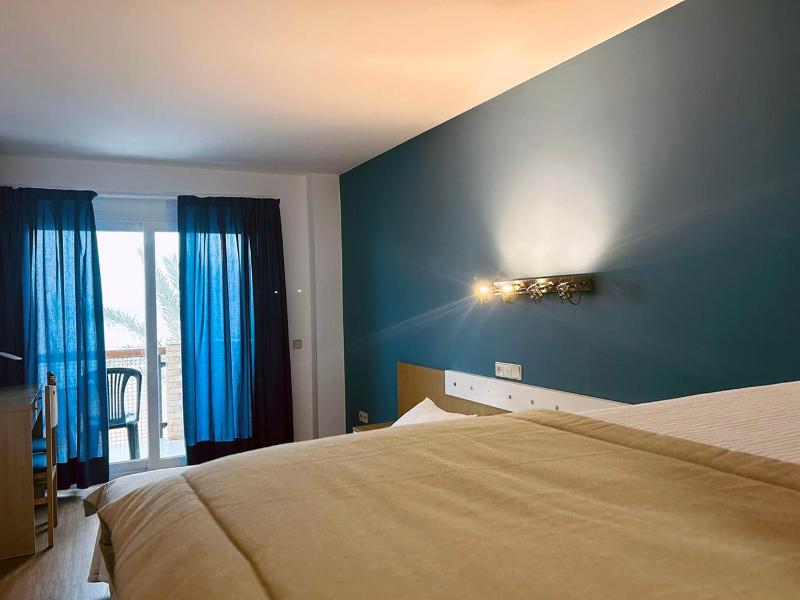Quadruple Room with Sea View (2 Adults + 2 Children) image 4