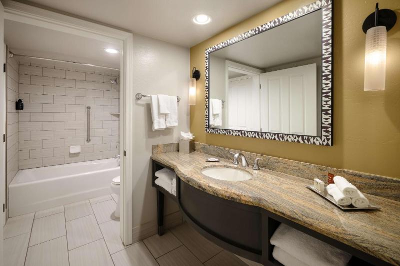 Double Queen Suite with Balcony image 4