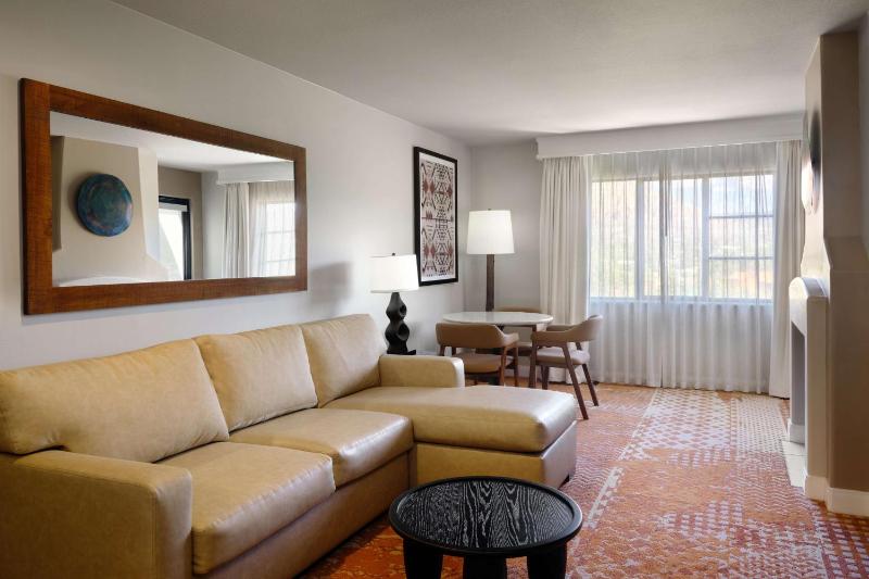 Double Queen Suite with Private Fire Bowl - Red Rock View image 3