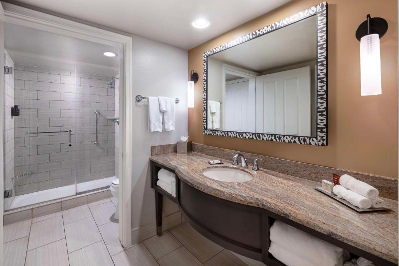 King Suite with Balcony image 3