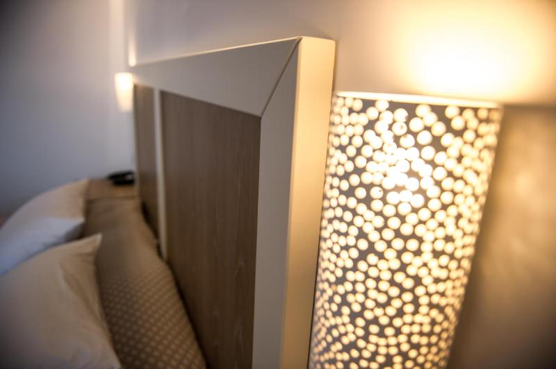 Deluxe Double or Twin Room with Pool Access image 4