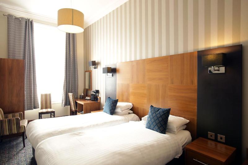 Twin Room image 4