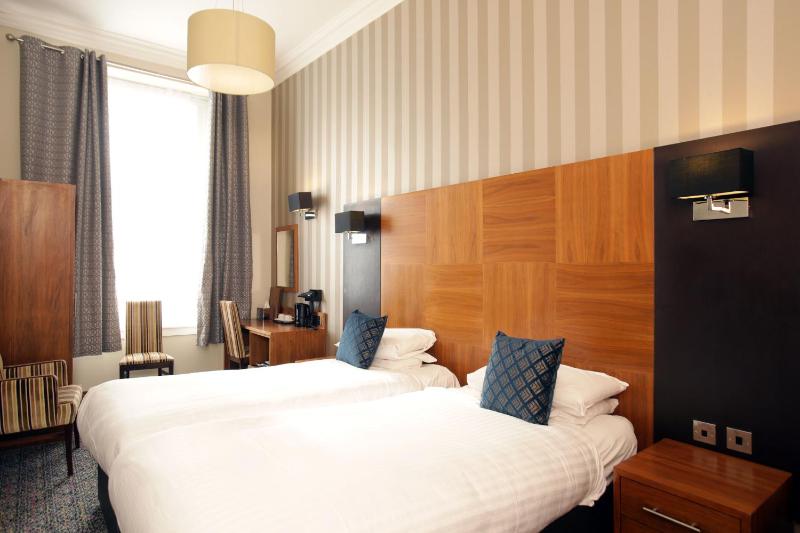 Twin Room image 3