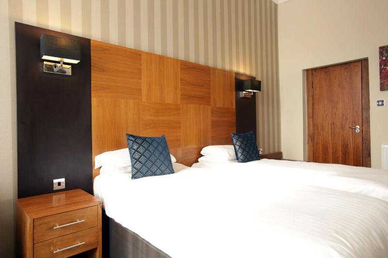 Twin Room image 2