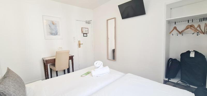 Double or Twin Room image 4