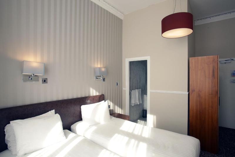 Twin Room image 2