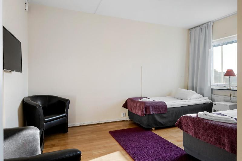 Standard Twin Room image 4