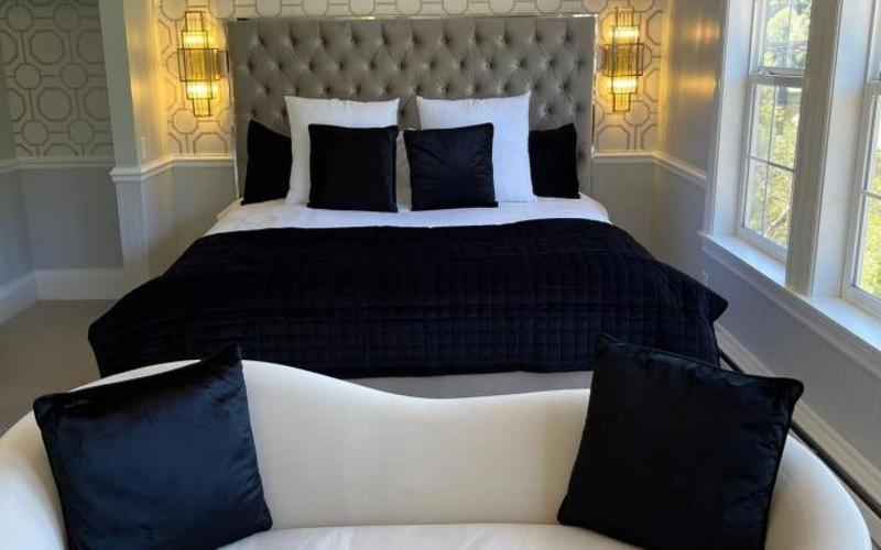 Deluxe King Room with River View image 2