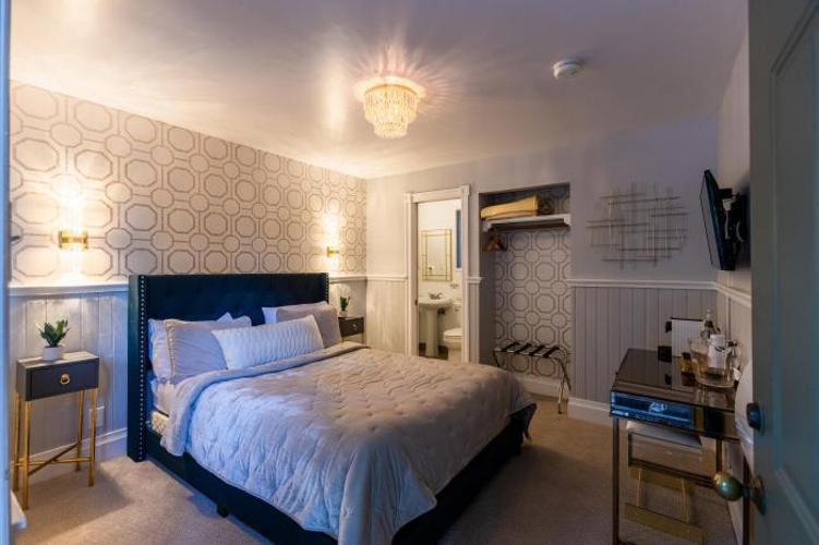 Queen Room with Garden View image 2