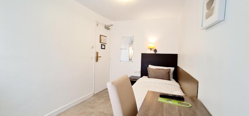 Single Room with Shared Bathroom image 4