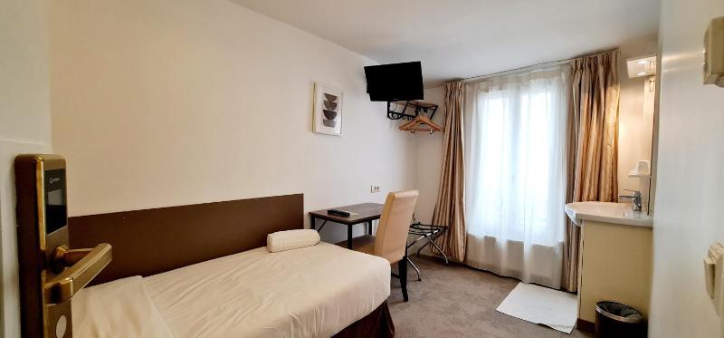 Single Room with Shared Bathroom image 3