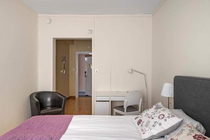 Standard King Room image 4