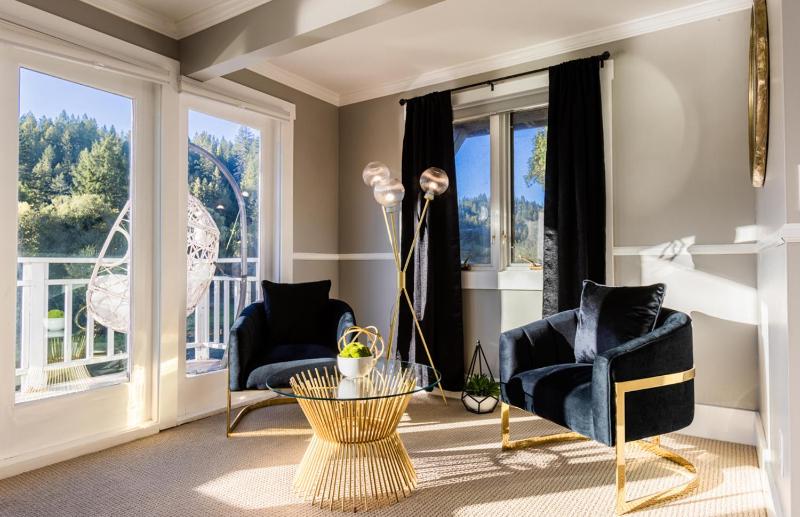 Deluxe King Studio with River View  image 2