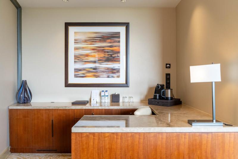 Junior Suite with Balcony - Smoking image 4