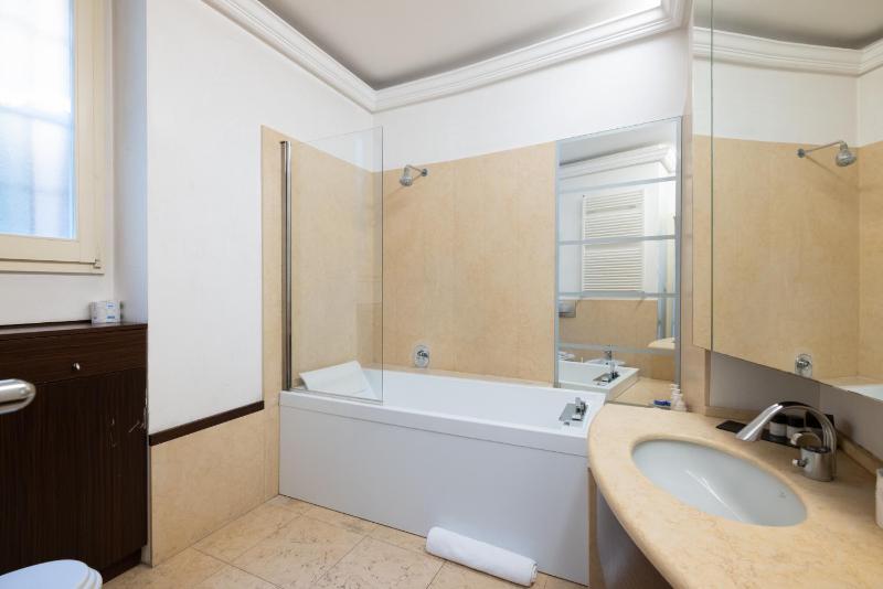 Aldrovandi suite and rooms with private garden - image 14