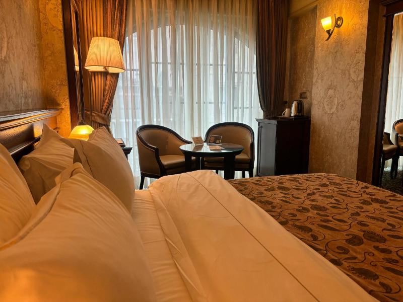 Deluxe Double Room image 2