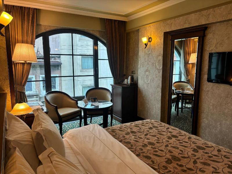 Deluxe Double Room image 3