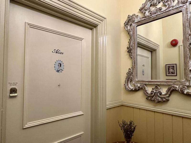 King Room image 3