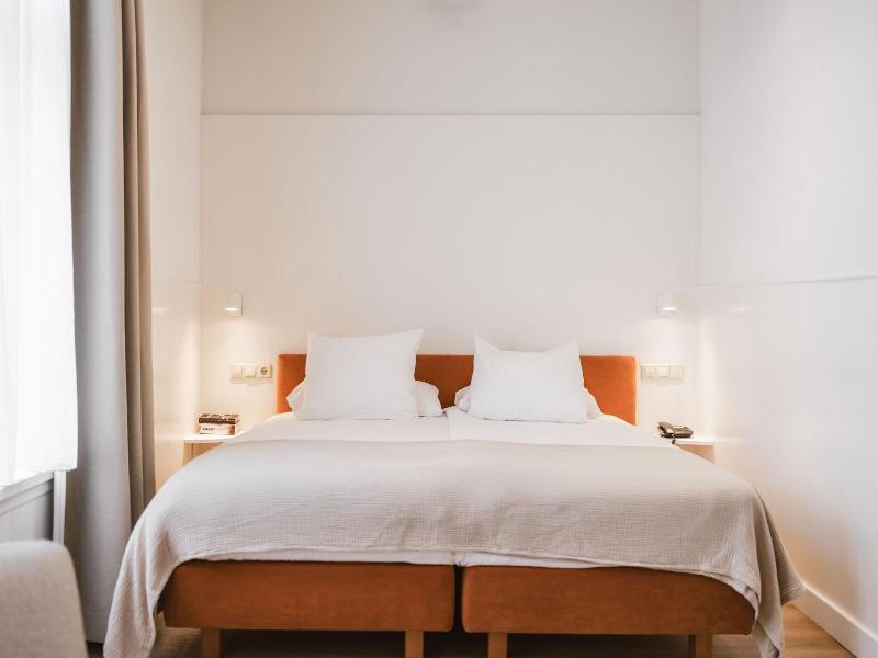 Double Room with Balcony image 4