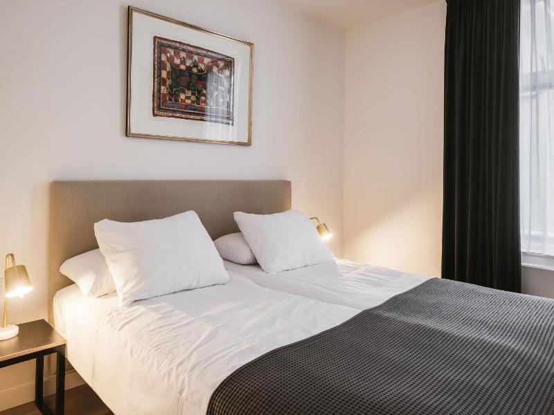Small Double Room image 3