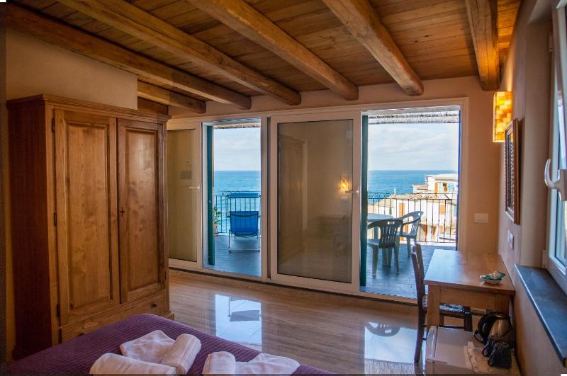 Superior Double Room with Terrace and Sea view  image 3