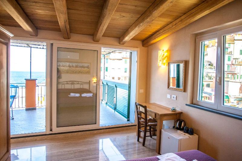 Superior Double Room with Terrace and Sea view  image 2