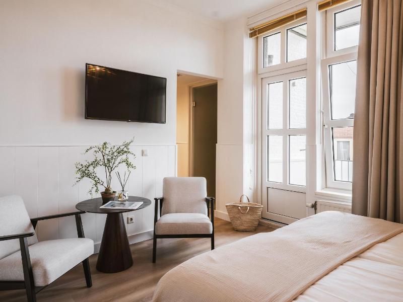 Double Room with Balcony image 2