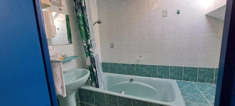 Twin Room with Bath image 1
