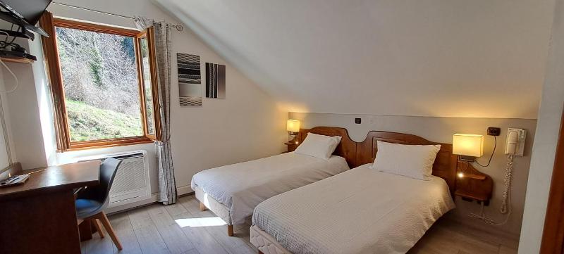 Twin Room with Bath image 4