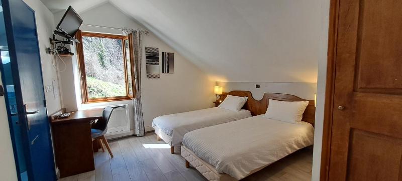 Twin Room with Bath image 3