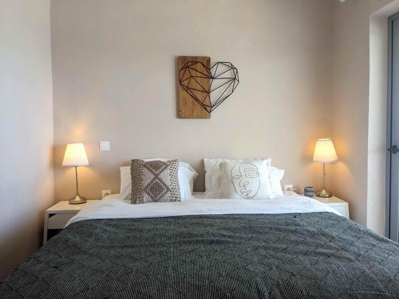 Deluxe Two-Bedroom Apartment image 1