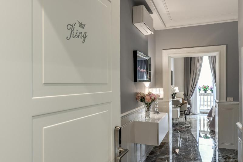 Deluxe King Suite image 2