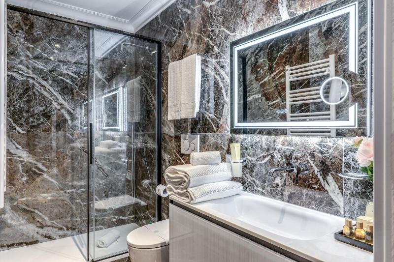 Junior Suite with Balcony image 4