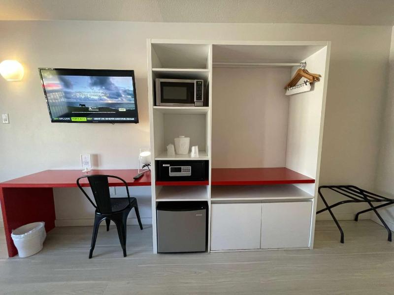 Cozy hotel with Super location near Disney - image 10