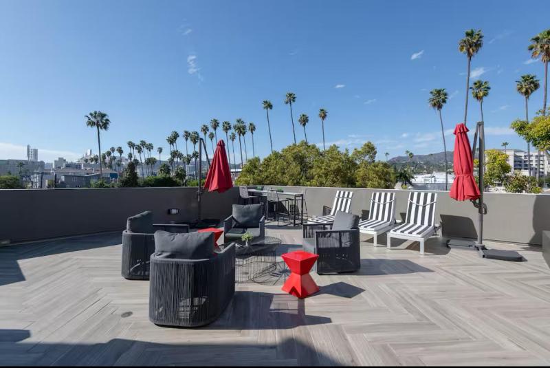 Hollywood Cozy Apartment - image 16