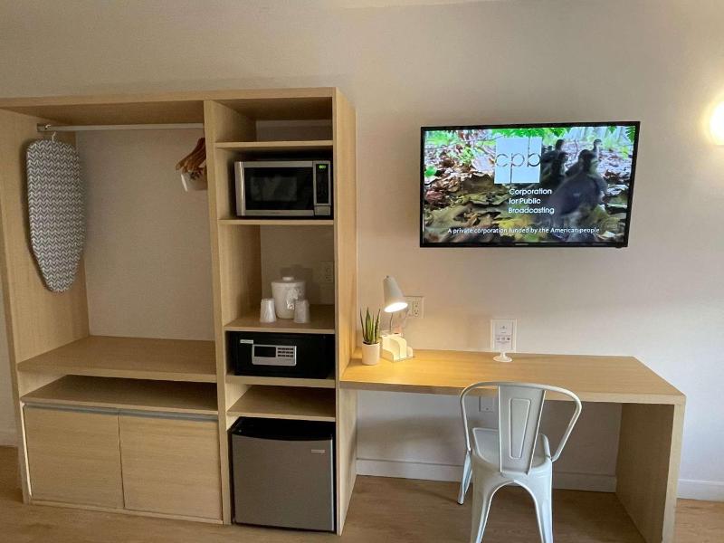 Newly renovated room in cozy hotel near Disney 2 - image 7