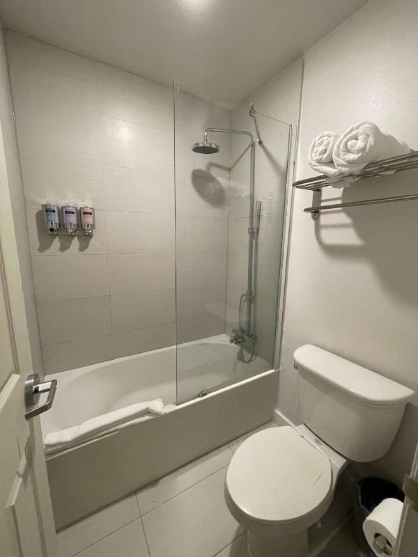 Newly renovated room in cozy hotel near Disney 2 - image 31