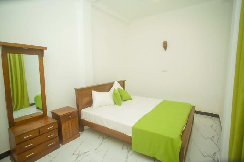 HM Green Palace - image 14