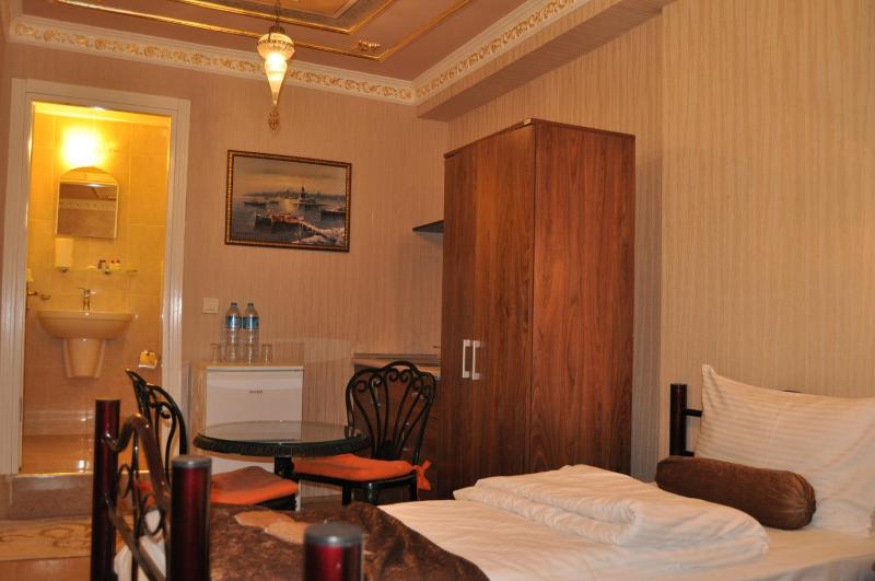 Family Room image 3