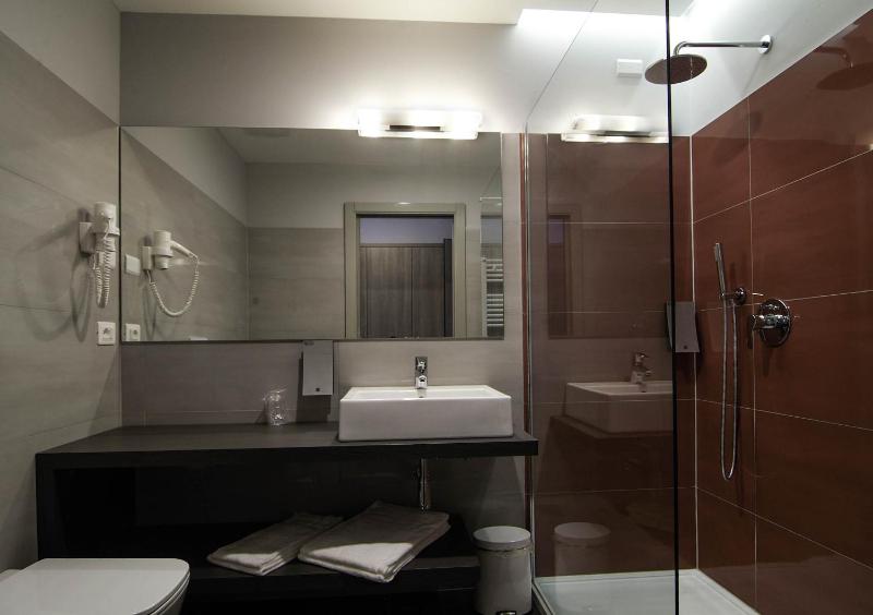 Deluxe Double or Twin Room image 4