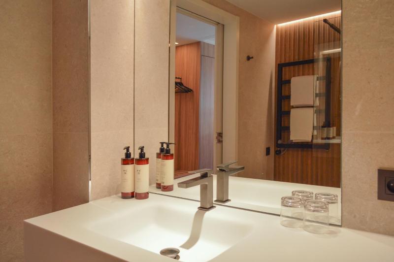 Deluxe King Room image 3
