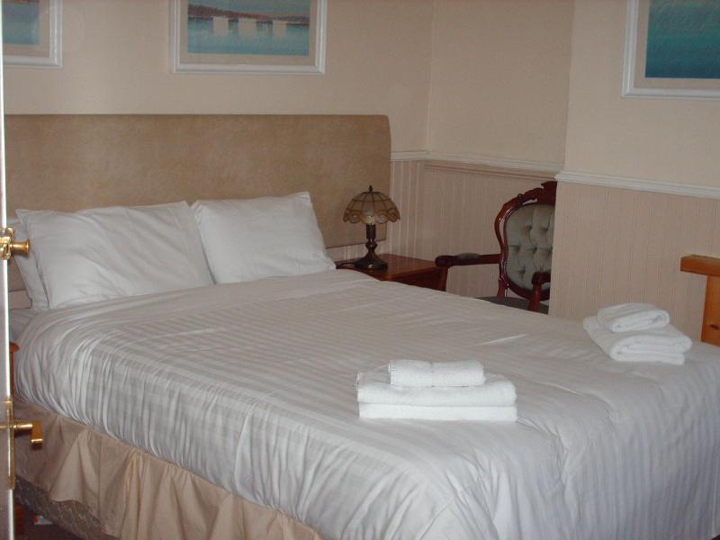 Twin Room image 4