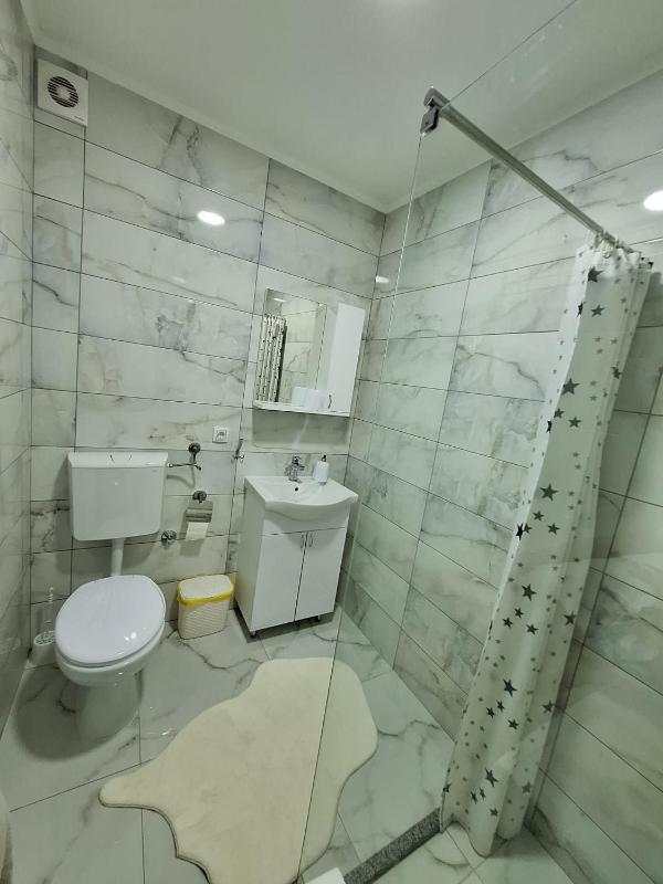 Deluxe One-Bedroom Apartment image 2