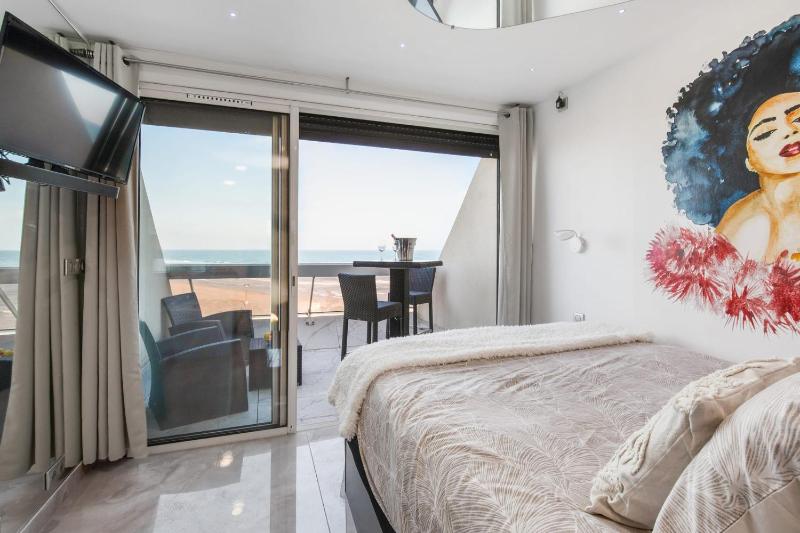 Joker Heliopolis Seafront Apartment with Panoramic Sea View - image 13